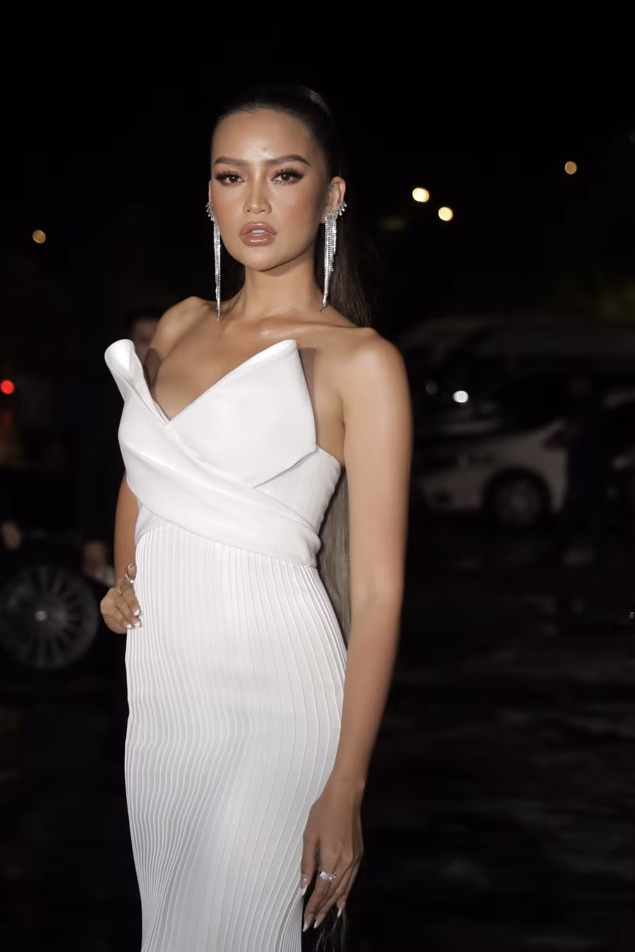  Hoa hậu Ngọc Châu chọn váy trắng, khoe nhan sắc quyến rũ tại đêm chung kết Hoa khôi sông Vàm. Cô đảm nhận vai trò giám khảo, tìm ra thí sinh xứng đáng cho danh hiệu cao nhất. Ảnh: BTC