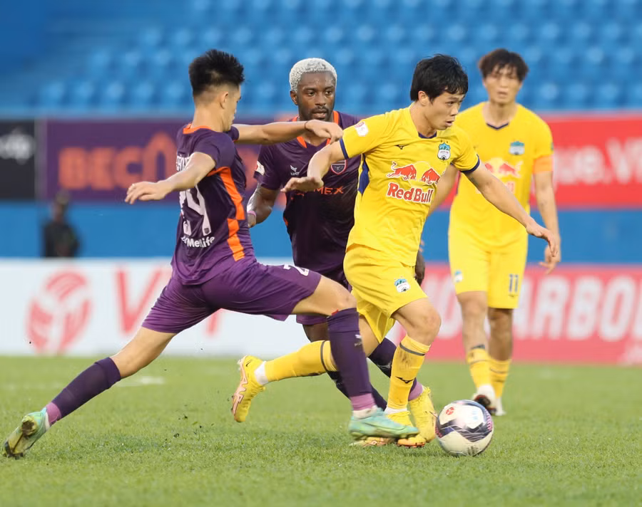 Công Phượng (bìa phải) cùng đồng đội đã gặp rất nhiều khó khăn trước lối chơi khó chịu của đối thủ. Ảnh: Văn Hữu