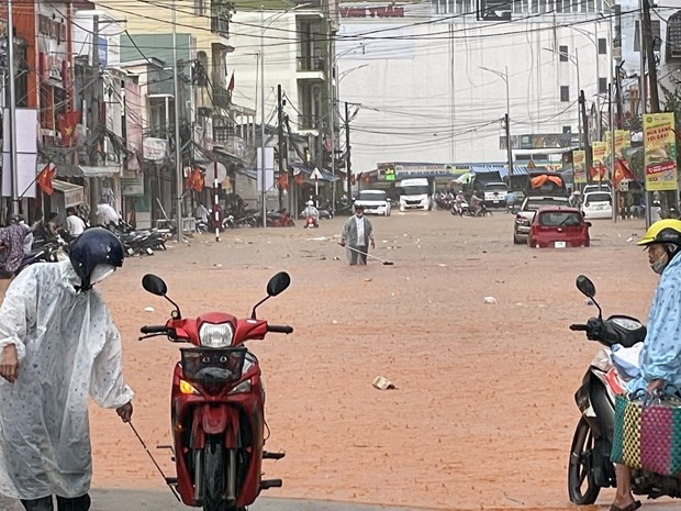 Đường Phan Đình Phùng ngập lụt nghiêm trọng sau cơn mưa chiều 1/9. Nguồn: thanhnien.vn