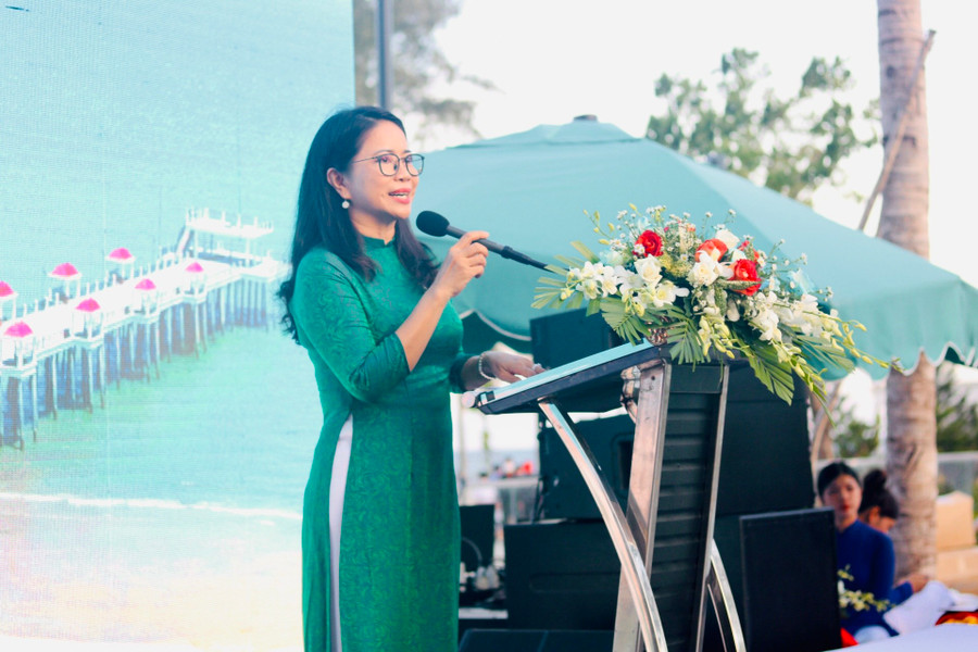  Bà Trang Đài phát biểu tại lễ khánh thành cầu ngắm biển. Ảnh: Dương Lan