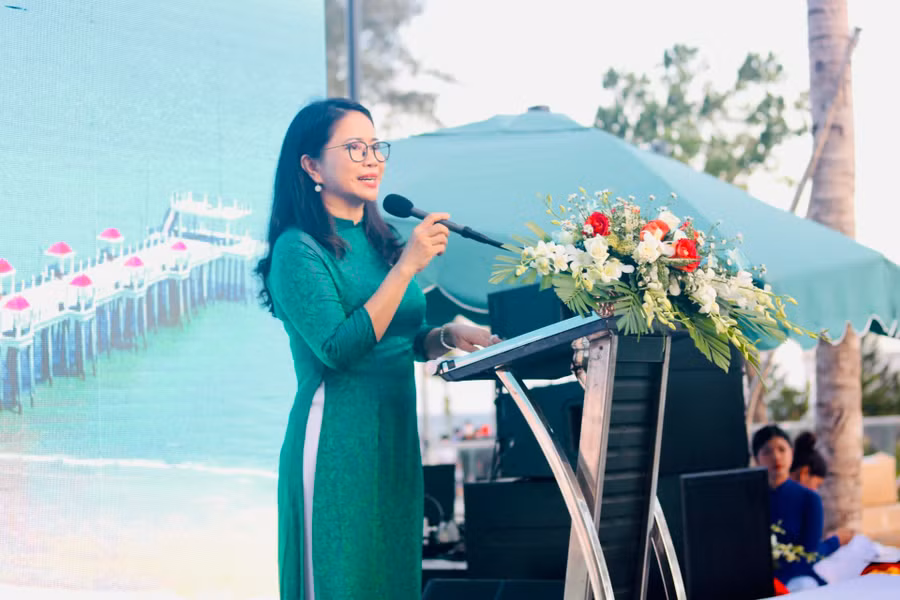  Bà Trang Đài phát biểu tại lễ khánh thành cầu ngắm biển. Ảnh: Dương Lan