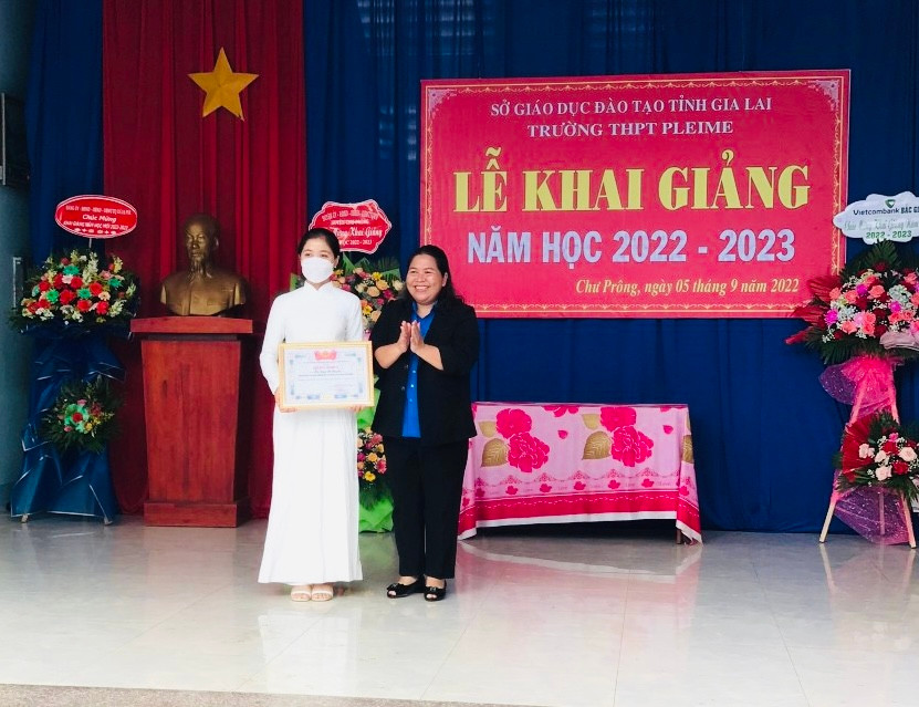 Chị Hà Thị Giang Thảo (bìa phải)-Bí thư Tỉnh Đoàn tặng bằng khen gương người tốt-việc tốt cho em Hà Kpă H'Huyền. Ảnh: Nguyễn Thanh Chị Hà Thị Giang Thảo (bìa phải)-Bí thư Tỉnh Đoàn tặng bằng khen gương người tốt-việc tốt cho em Hà Kpă HHuyền. Ảnh Nguyễn Thanh