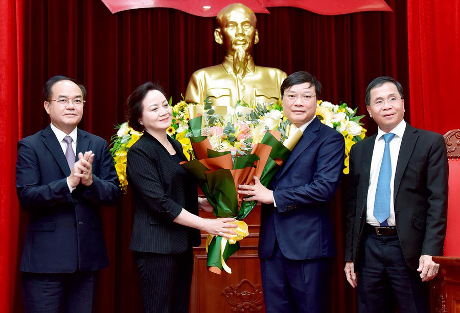 Đại diện Bộ Nội vụ tặng hoa chúc mừng tân Phó Bí thư Tỉnh ủy Gia Lai Trương Hải Long. Ảnh: Đức Thụy Đại diện Bộ Nội vụ tặng hoa chúc mừng tân Phó Bí thư Tỉnh ủy Trương Hải Long phát biểu nhận nhiệm vụ. Ảnh: Đức Thụy