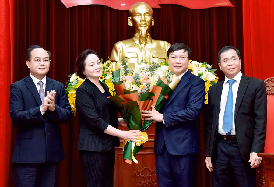 Đại diện Bộ Nội vụ tặng hoa chúc mừng tân Phó Bí thư Tỉnh ủy Trương Hải Long phát biểu nhận nhiệm vụ. Ảnh: Đức Thụy