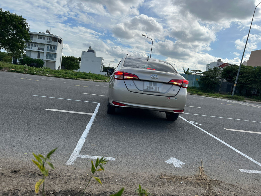 Khu tái định cư Nam Rạch Chiếc (TP.Thủ Đức) biến thành bãi tập lái ô tô khiến người dân bức xúc. Ảnh: Trần Duy Khánh