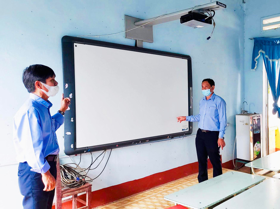 Bảng tương tác thông minh của Trường Tiểu học Hà Ra số 1 (xã Hà Ra, huyện Mang Yang) hiện vẫn chưa thể sử dụng do bị mất remote. Ảnh: Mộc Trà