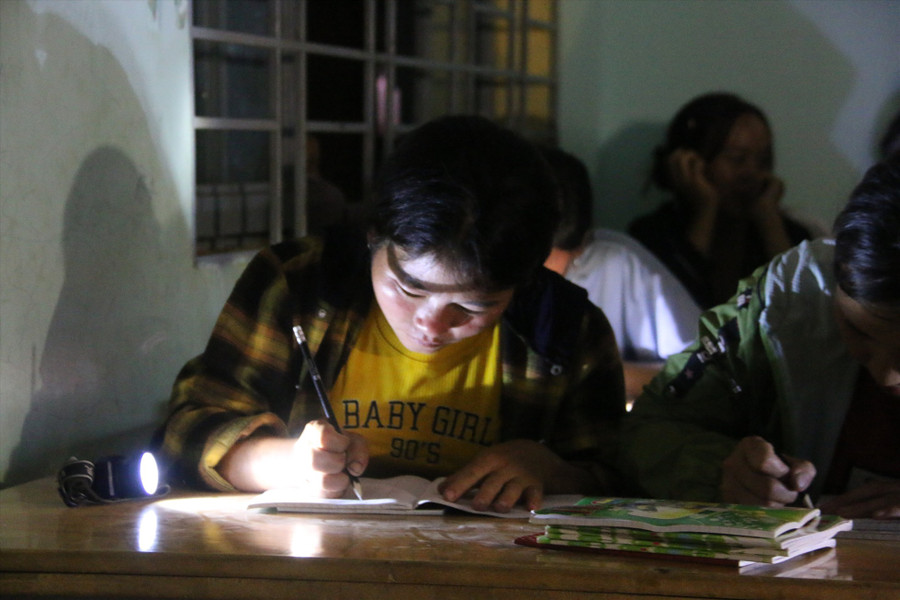 Nhiều người dân ở vùng sâu xã Đắk R'măng, huyện Đắk Glong say sưa tìm con chữ giữa đêm đen. Ảnh: P.T