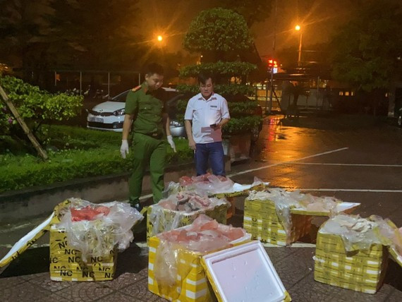  Lực lượng chức năng kiểm đếm số nội tạng chứa trong các thùng xốp. Ảnh: Công an Hà Tĩnh cung cấp
