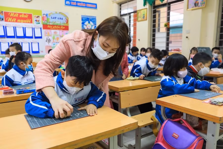 Việc giao bài tập cho học sinh cần lưu ý bài nào là bắt buộc, bài nào là khuyến khích để không quá gây áp lực với học sinh. Ảnh: Đậu Tiến Đạt