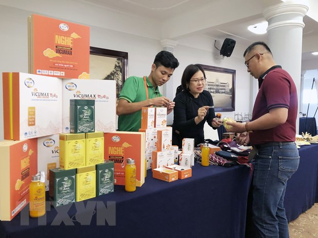 Gian hàng trưng bày sản phẩm nông sản bên lề hội nghị. Ảnh: Mỹ Phương/TTXVN