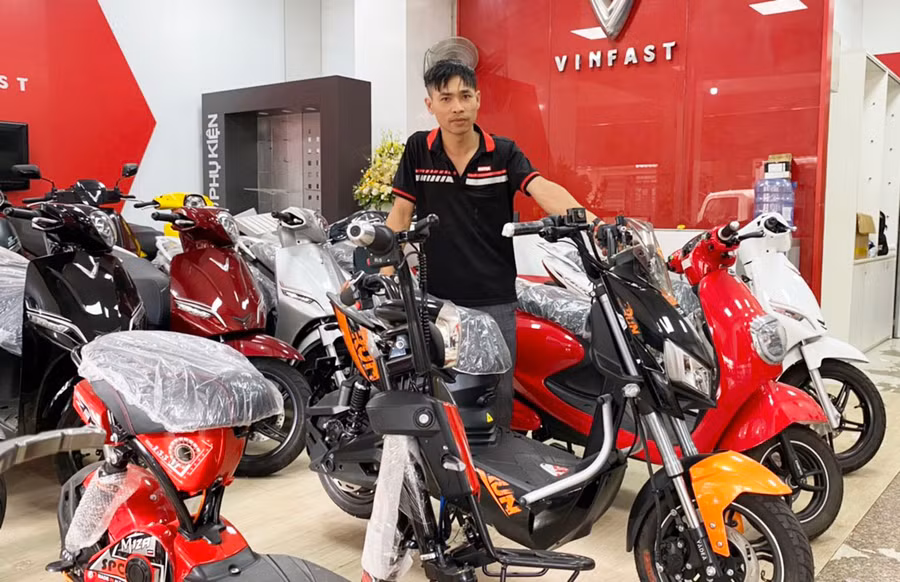  Với giá thành hợp lý, xe máy điện là lựa chọn của nhiều phụ huynh khi mua xe cho con học bậc THPT. Ảnh: S.C