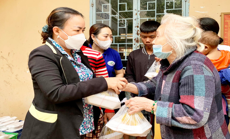 Chị Lý Thị Hồng Trị (bên trái) trao cơm cho bệnh nhân nghèo tại Bệnh viện Đa khoa tỉnh. Ảnh: Như Nguyện