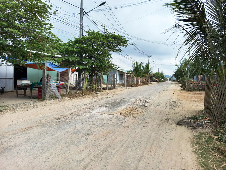  Nhiều đoạn đường ở làng Chiêu Liêu (xã An Trung, huyện Kông Chro) bị xuống cấp do xe vận chuyển thiết bị, vật liệu thi công điện gió gây ra. Ảnh: Lê Anh