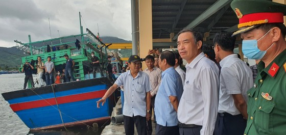 Chủ tịch UBND TP Đà Nẵng Lê Trung Chinh kiểm tra neo đậu tàu thuyền tại Âu thuyền Thọ Quang (phường Thọ Quang, quận Sơn Trà, TP Đà Nẵng)
