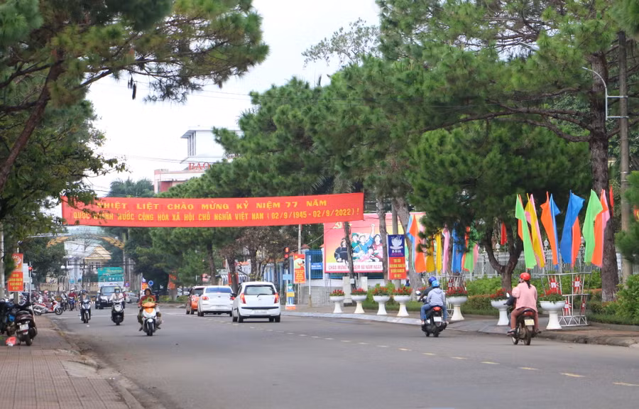 Dòng người xuống phố vui chơi ngày càng trở nên đông đúc, nhộn nhịp. Ảnh: Quang Tấn