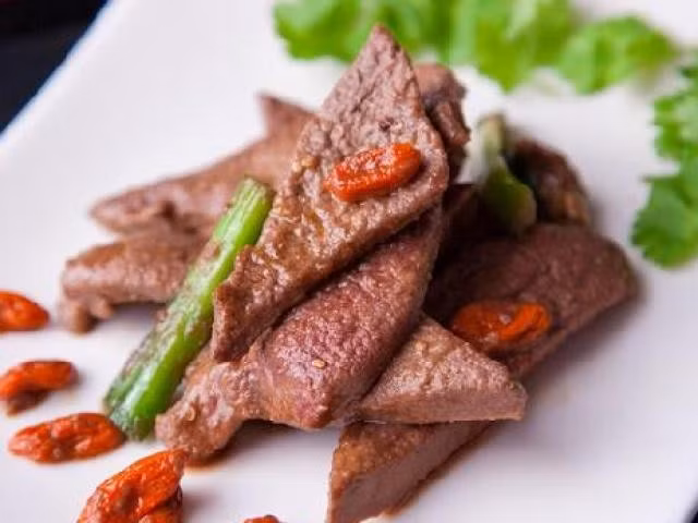 Người khỏe mạnh cũng không nên tiêu thụ quá nhiều gan lợn, cụ thể là không quá 2-3 khẩu phần gan một tháng (80g/ khẩu phần). Ảnh minh họa: Internet