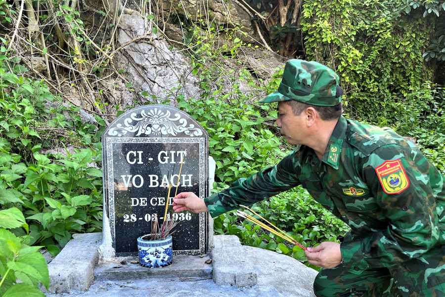 Phần mộ của ông Võ Bách, công nhân đèn biển Long Châu thời Pháp, dưới bãi Cây Bàng của đảo Long Châu. Ảnh: Mai Thanh Hải