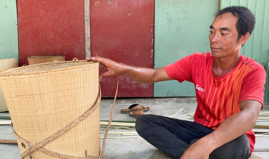 Nghệ nhân Đinh Alêng giới thiệu chiếc gùi của người Bahnar. Ảnh: R'Ô HOK