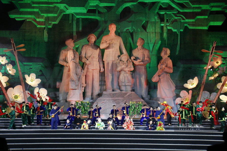 Biểu diễn nghệ thuật tại buổi lễ đón nhận bằng ghi danh. Ảnh nguồn Báo Lao Động Biểu diễn nghệ thuật tại buổi lễ. Ảnh nguồn Báo Lao Động