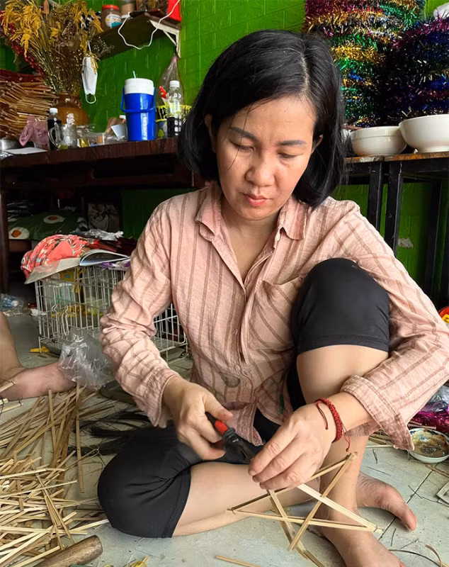 Đôi tay điêu luyện của nghệ nhân Nguyễn Kim Thu dùng kẽm tạo hình thành ngôi sao 5 cánh.