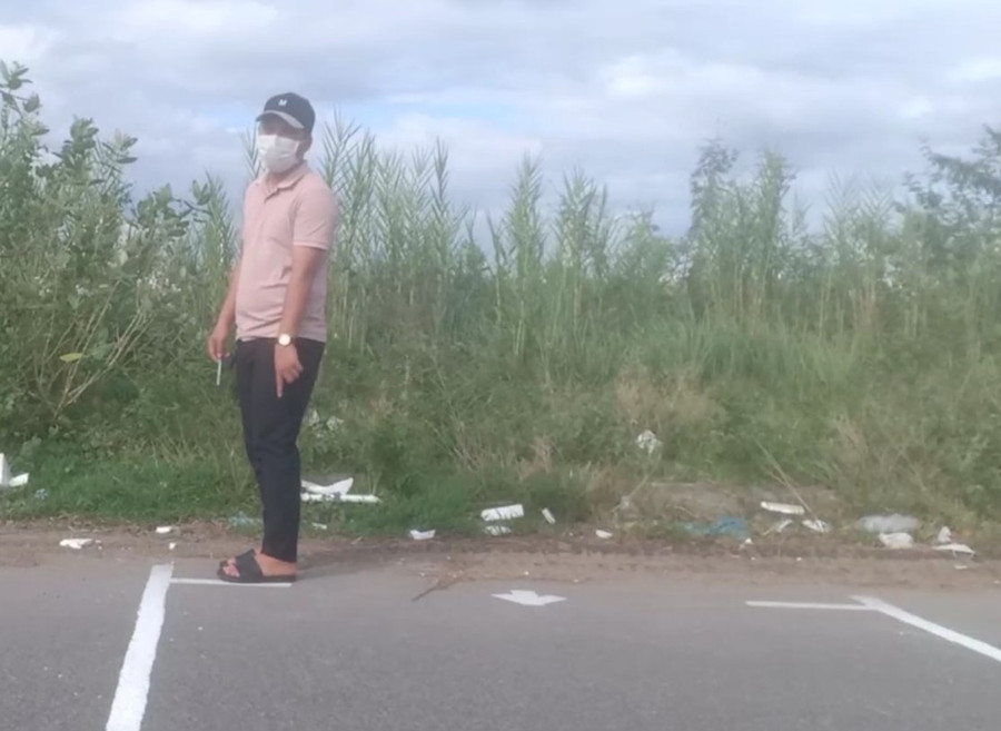 “Thầy” Tuấn Anh bước xuống xe chỉ vạch sơn để 1 nữ học viên tự lui xe trong KDC Nam Rạch Chiếc. Ảnh: Trần Duy Khánh