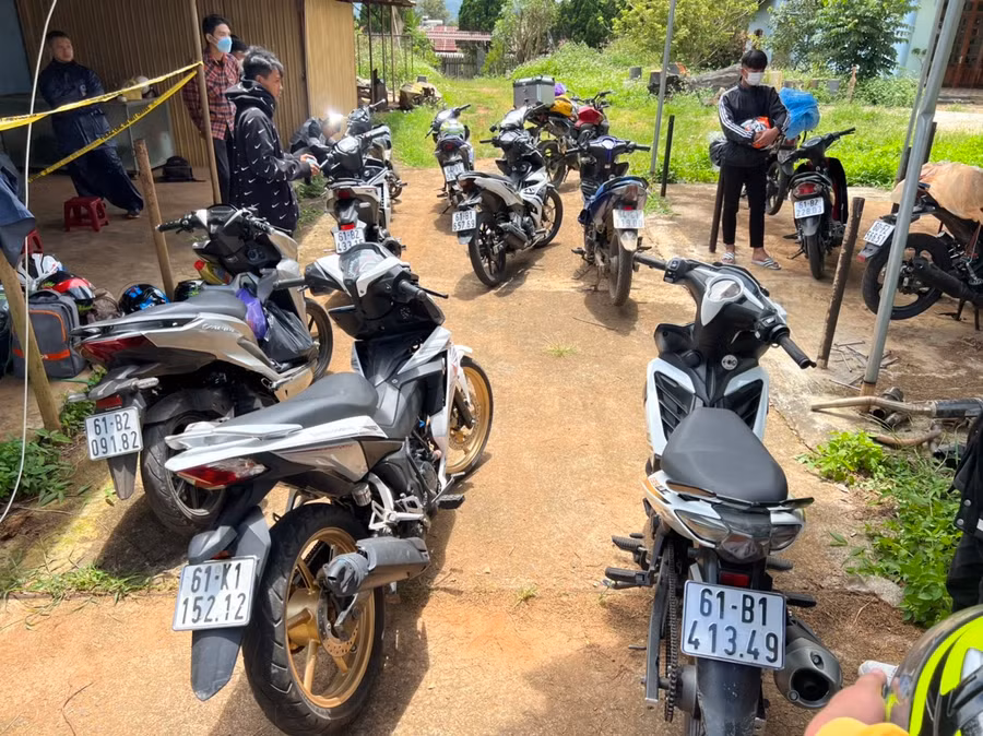 Các phượt thủ cùng phương tiện bị bắt giữ. Ảnh: A.T
