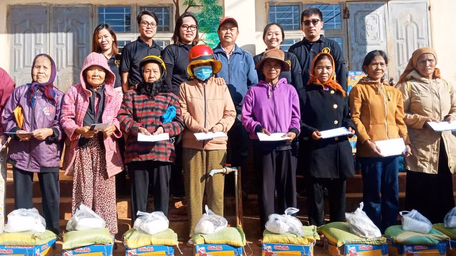 Đoàn công tác Tặng quà cho hộ có bệnh nhân phong, người khuyết tật khó khăn xã Ia Phang, huyện Chư Pưh. Ảnh: Hồng Ngọc