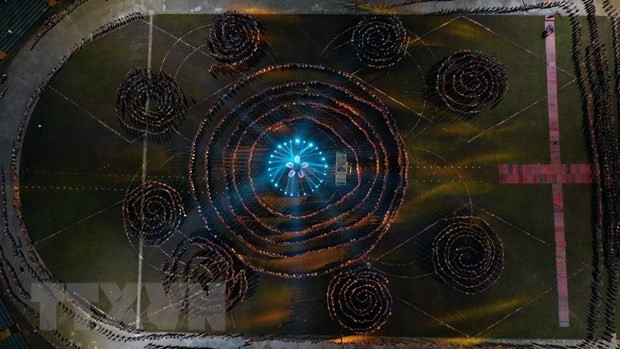 Màn trình diễn nghệ thuật Xòe Thái với sự tham gia của 5.000 nghệ nhân và diễn viên quần chúng. Ảnh: Tuấn Anh/TTXVN