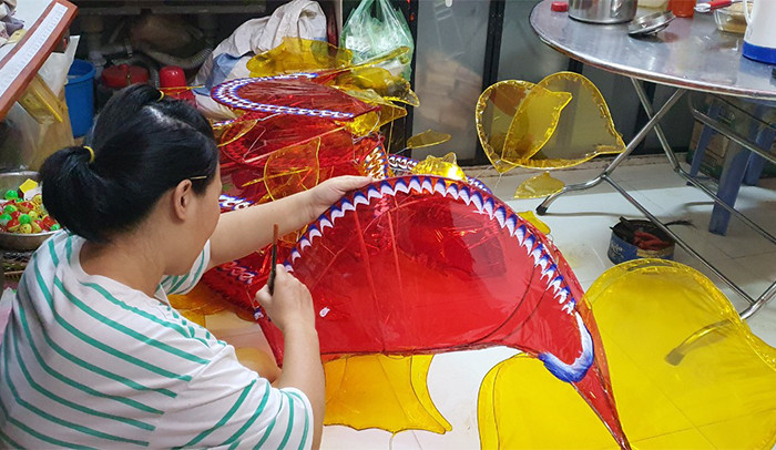 Chiếc đèn hình con cá được chị Nguyễn Thị Bích khéo léo trang trí những nét hoa văn mềm mại.