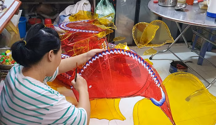 Chiếc đèn hình con cá được chị Nguyễn Thị Bích khéo léo trang trí những nét hoa văn mềm mại.