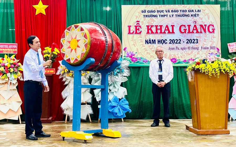 Đồng chí Võ Thanh Hùng-Ủy viên Ban Thường vụ Tỉnh ủy, Trưởng ban Dân vận Tỉnh ủy đánh trống khai giảng năm học mới 2022-2023 tại Trường THPT Lý Thường Kiệt (thị xã Ayun Pa). Ảnh: Như Nguyện