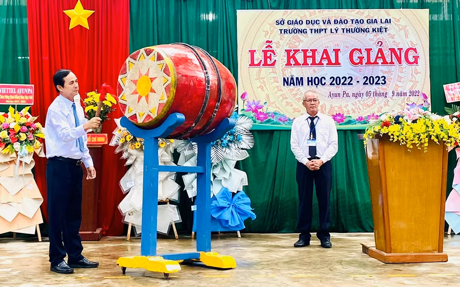 Đồng chí Võ Thanh Hùng-Ủy viên Ban Thường vụ Tỉnh ủy, Trưởng ban Dân vận Tỉnh ủy đánh trống khai giảng năm học mới 2022-2023 tại Trường THPT Lý Thường Kiệt (thị xã Ayun Pa). Ảnh: Như Nguyện