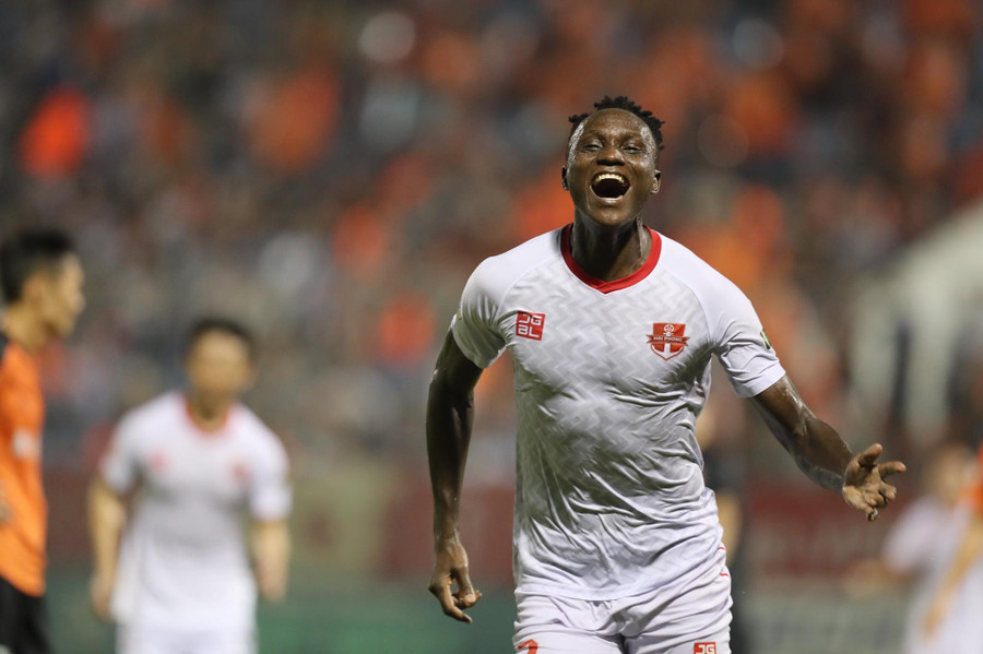 Mpande hạnh phúc với bàn thắng đưa Hải Phòng lên hạng 3. Ảnh: Đông Nghi