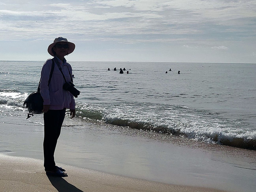 Bà Nữ vẫn gắn bó với nghề chụp ảnh dạo ở biển