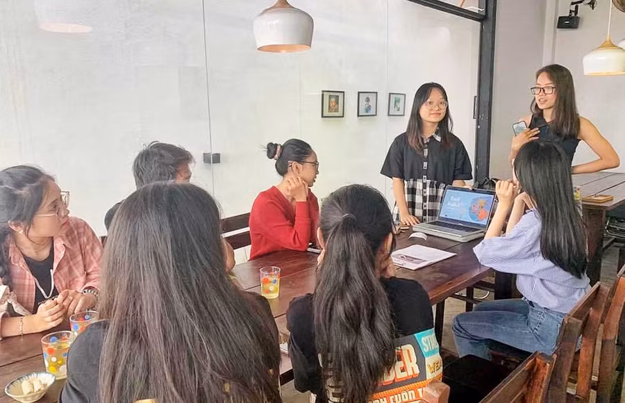 1- Một buổi gặp mặt chia sẻ sách của các bạn trẻ . Ảnh NVCC