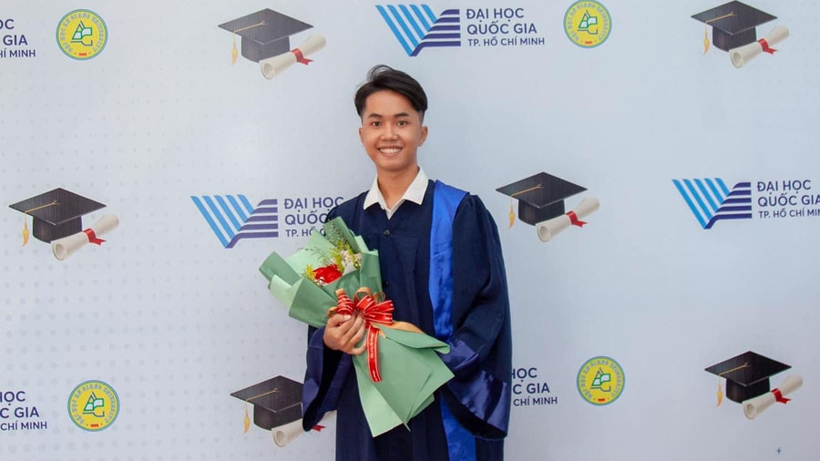 Niềm vui hiện rõ trên khuôn mặt chàng sinh viên vượt khó học giỏi trở thành thủ khoa tốt nghiệp. Ảnh: Duy Tân