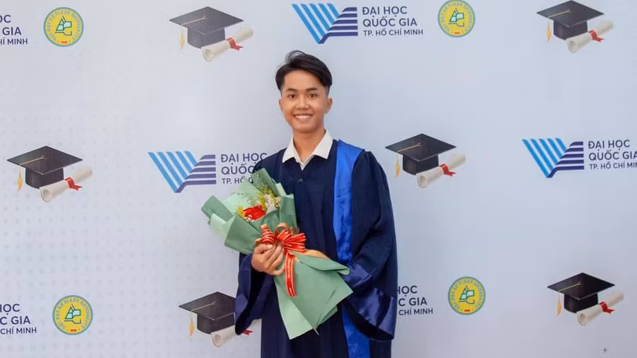 Niềm vui hiện rõ trên khuôn mặt chàng sinh viên vượt khó học giỏi trở thành thủ khoa tốt nghiệp. Ảnh: Duy Tân