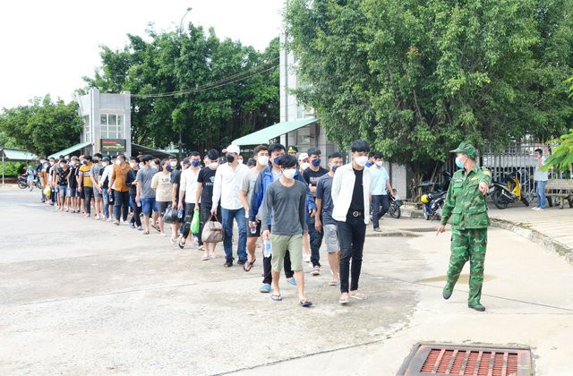 Các công dân Việt Nam trở về được hướng dẫn vào khu vực làm thủ tục trước khi trở về địa phương. Ảnh nguồn Báo Chính Phủ Các công dân Việt Nam trở về được hướng dẫn vào khu vực làm thủ tục trước khi trở về địa phương. Ảnh nguồn Báo Chính Phủ