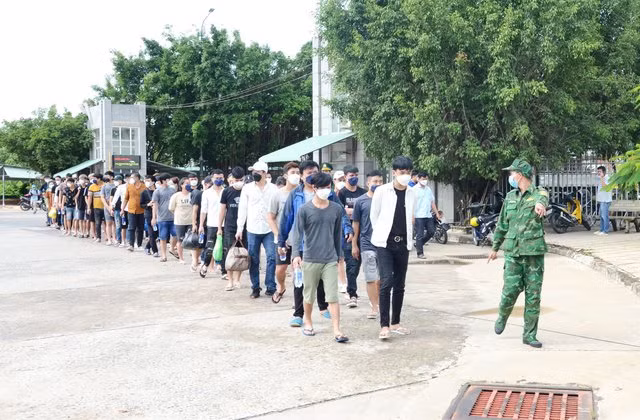 Các công dân Việt Nam trở về được hướng dẫn vào khu vực làm thủ tục trước khi trở về địa phương. Ảnh nguồn Báo Chính Phủ