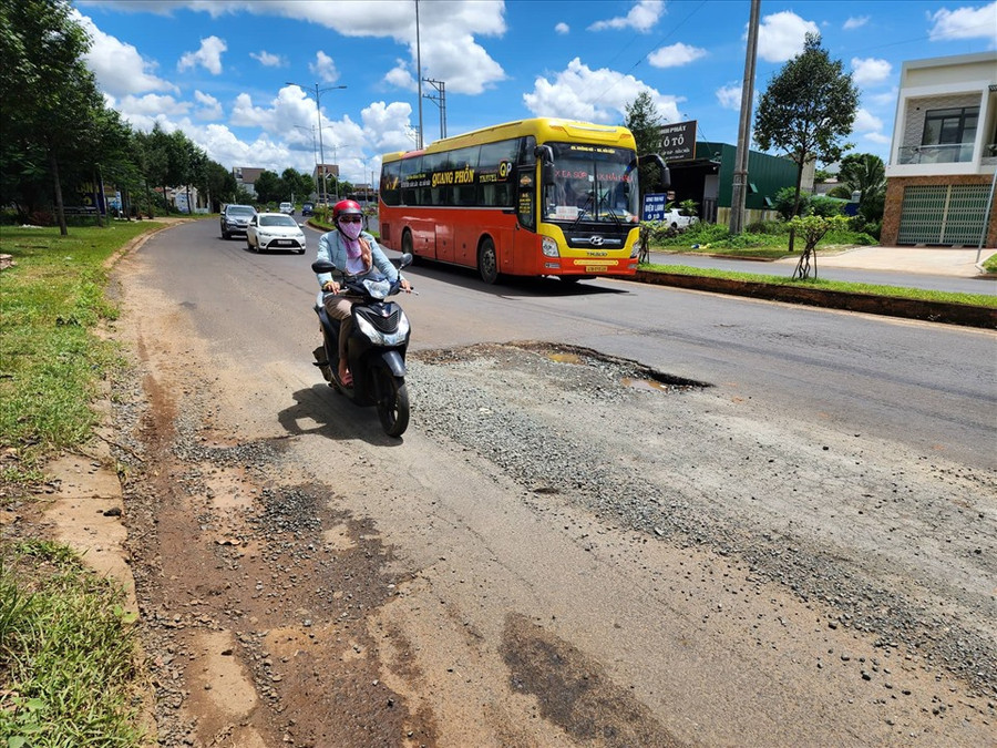 Sau chỉ đạo của Chủ tịch UBND TP.Buôn Ma Thuột, đường tránh Tây vẫn chưa được sửa chữa đàng hoàng. Ảnh: B.T