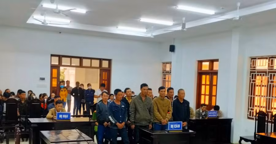 Các bị cáo tại phiên tòa sơ thẩm. Ảnh Lê Anh