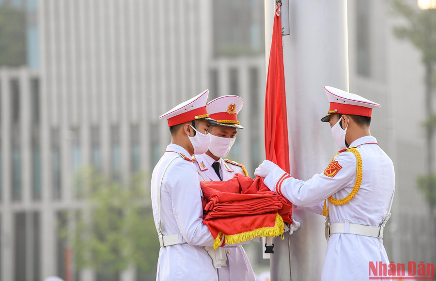 5 giờ 59 phút, chiến sĩ mang Quốc kỳ treo lên cột cờ. 5 giờ 59 phút, chiến sĩ mang Quốc kỳ treo lên cột cờ.