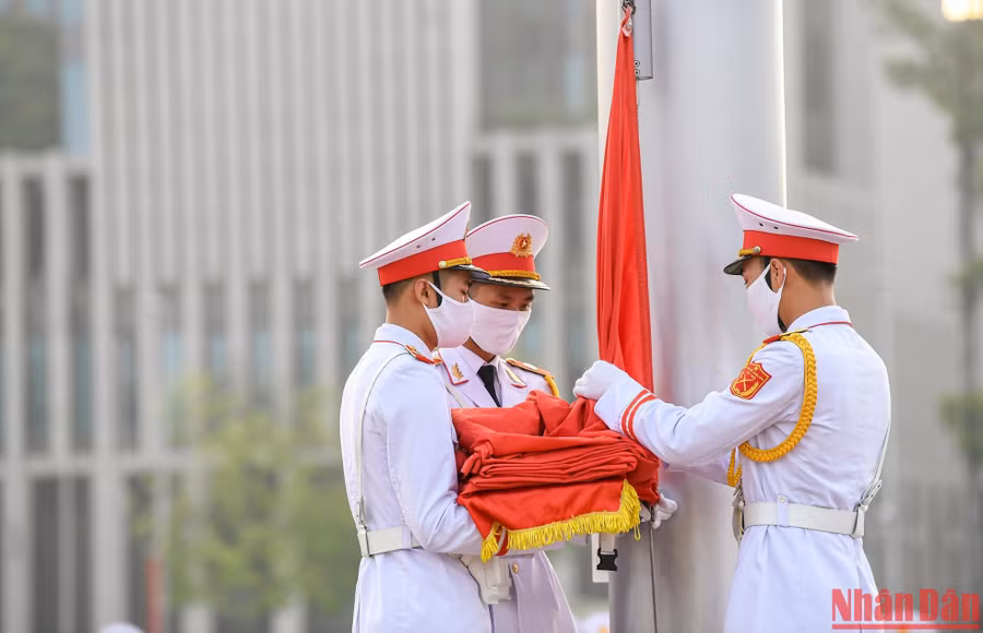  5 giờ 59 phút, chiến sĩ mang Quốc kỳ treo lên cột cờ.