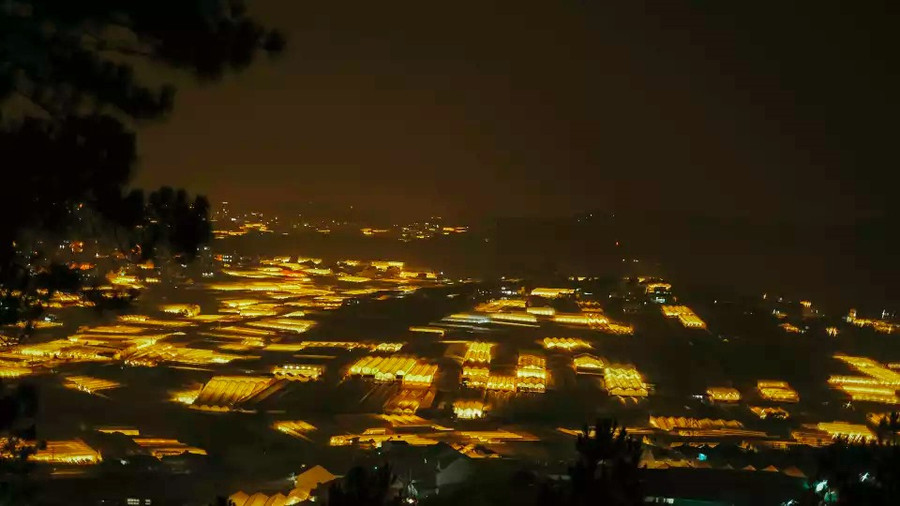 Trại Mát về đêm. Ảnh: KKday