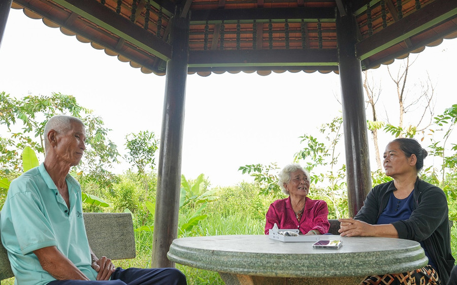 Bà Tám Diệp (phải) là dân địa phương yêu mến Thiên Đường Xanh nên thường tới lui, giúp chăm sóc người già Bà Tám Diệp (phải) là dân địa phương yêu mến Thiên Đường Xanh nên thường tới lui, giúp chăm sóc người già