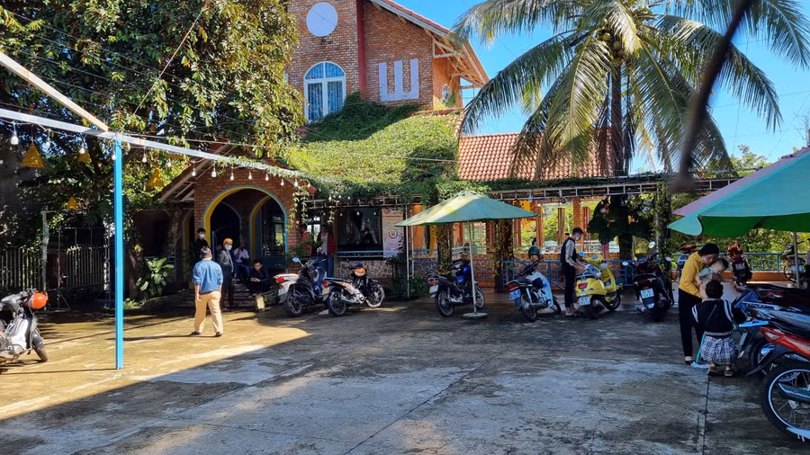 Quán cà phê Bốn Mùa nơi nạn nhân tử vong. Ảnh: Lê Anh