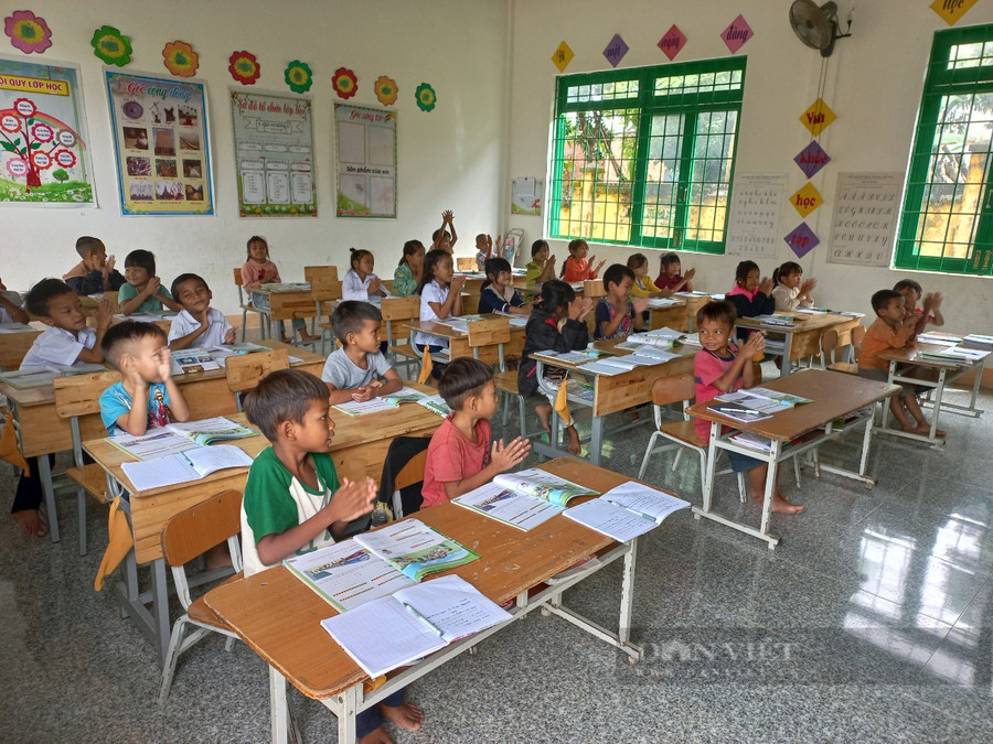 Các em học sinh tại điểm trường Kơ Tol say mê học tập trong lớp học khang trang. Ảnh: H.L