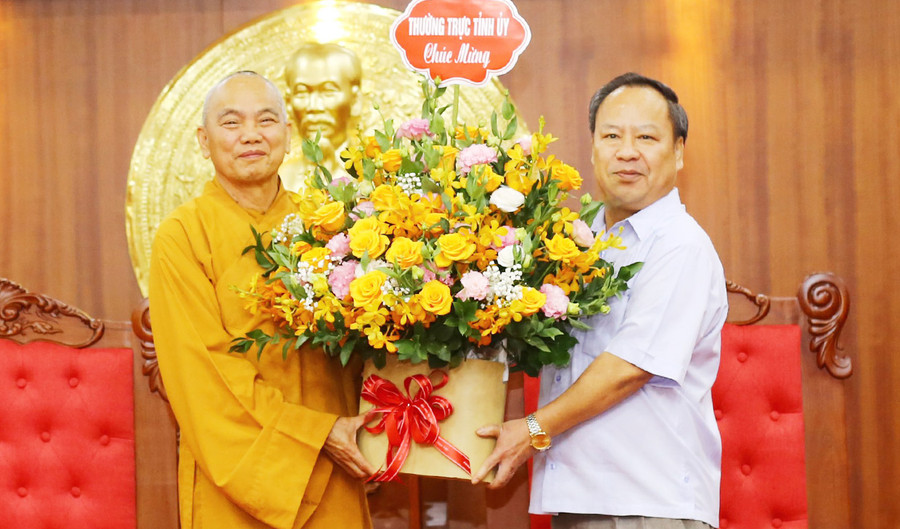 Phó Bí thư Thường trực Tỉnh ủy tặng hoa Ban Trị sự Giáo hội Phật giáo Việt Nam tỉnh. Ảnh: Anh Huy Phó Bí thư Thường trực Tỉnh ủy tặng hoa Ban Trị sự Giáo hội Phật giáo Việt Nam tỉnh. Ảnh: Anh Huy