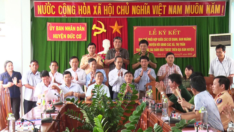 Đại diện các cơ quan, đơn vị thuộc huyện Đức Cơ cùng ký vào quy chế phối hợp đảm bảo trật tự an toàn giao thông. Ảnh: Lê Minh Châu