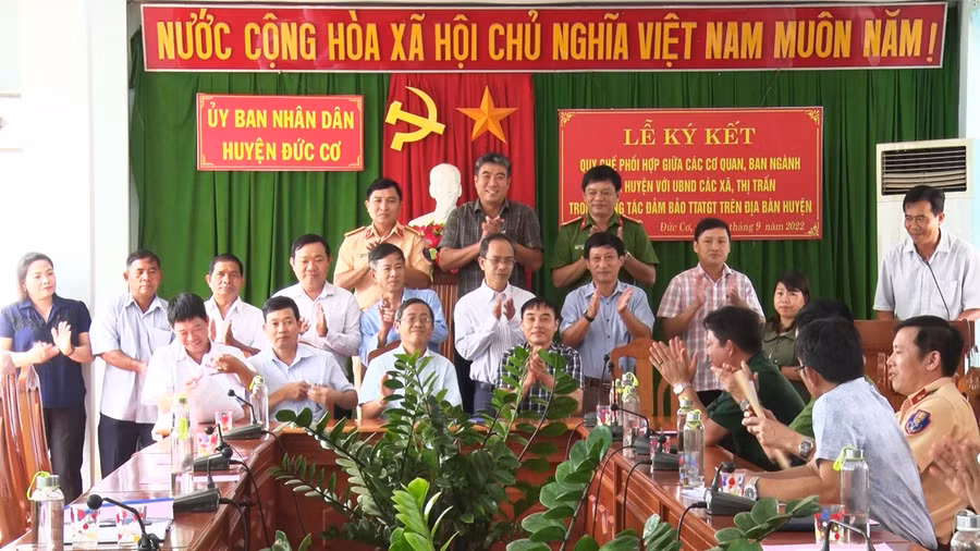 Đại diện các cơ quan, đơn vị thuộc huyện Đức Cơ cùng ký vào quy chế phối hợp đảm bảo trật tự an toàn giao thông. Ảnh: Lê Minh Châu